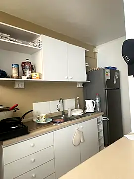 WhiteWomen online show from September 22, 2025, 4:57 pm