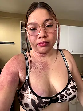 WhiteWomen online show from October 13, 2025, 3:24 pm