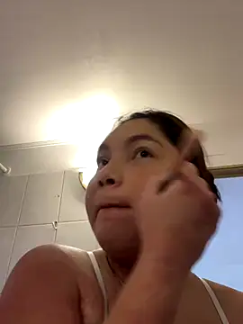 WhiteWomen online show from November 1, 2025, 9:52 pm