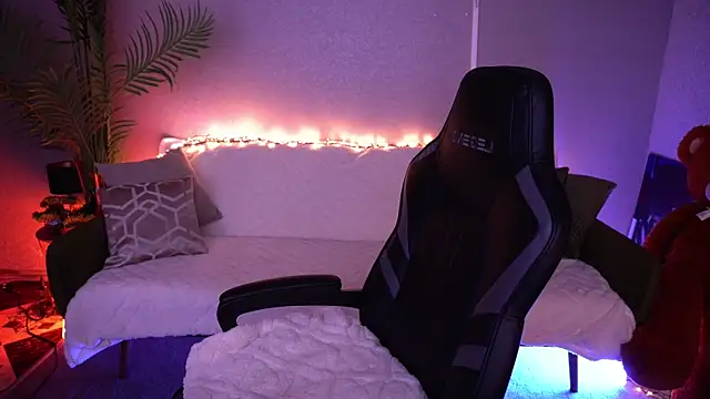 MirandaWong online show from April 12, 2026, 4:49 am