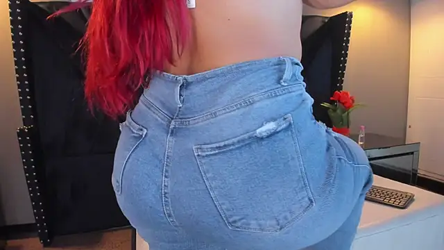 MAHIASMITH13 online show from January 13, 2026, 1:15 pm