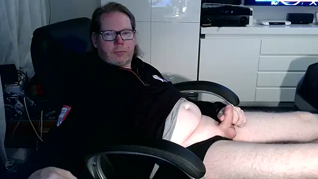 VSteph online show from November 18, 2025, 10:24 pm