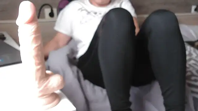 LaRa forU online show from October 26, 2025, 10:15 am