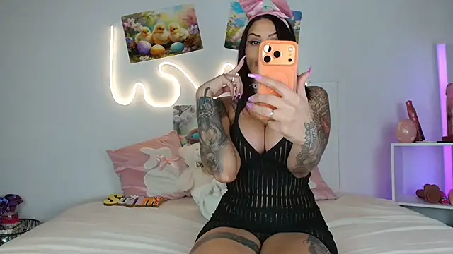 JuliaVegaOff online show from April 6, 2026, 8:21 pm