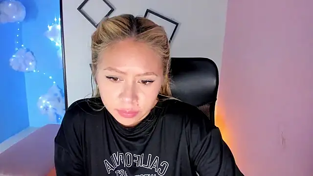 ConstansBlonde online show from October 3, 2025, 8:21 pm