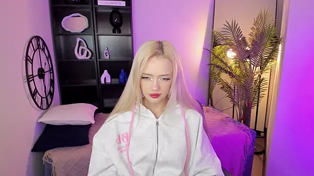 Snapshot of EmilyAir chatting on November 19, 2025, 3:45 pm EmilyAir online show from November 19, 2025, 3:45 pm