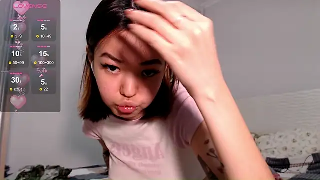 Snapshot of osaka_nia chatting on October 22, 2025, 2:49 pm osaka nia online show from October 22, 2025, 2:49 pm