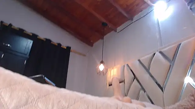 Luna Florez online show from November 13, 2025, 4:16 am