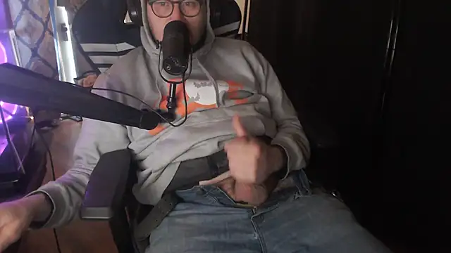 chicostick413 online show from April 7, 2026, 2:08 pm