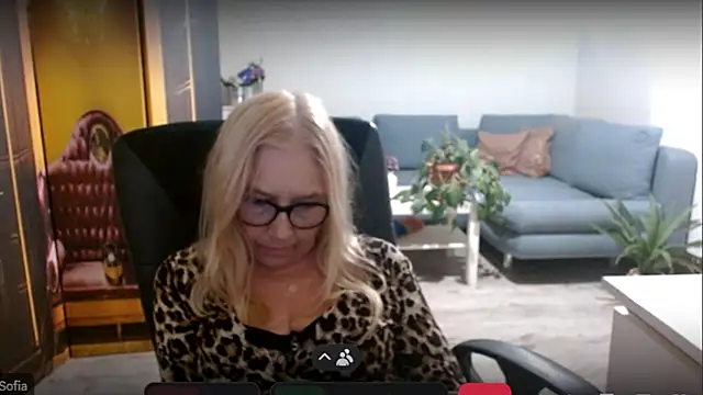 sofia xkiss online show from October 27, 2025, 2:40 pm