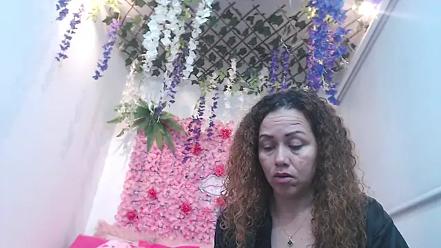 BLONDE SEXYHOT online show from November 4, 2025, 9:40 pm