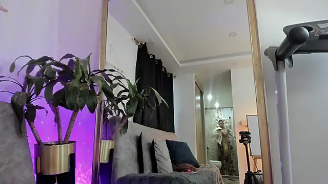 aaroncolombia online show from April 8, 2026, 11:22 am