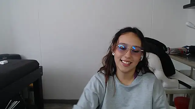 Skarlet Adams28 online show from February 5, 2025, 8:35 pm