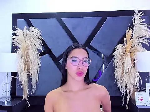 Snapshot of KylieWhite chatting on February 21, 2025, 12:38 pm KylieWhite online show from February 21, 2025, 12:38 pm