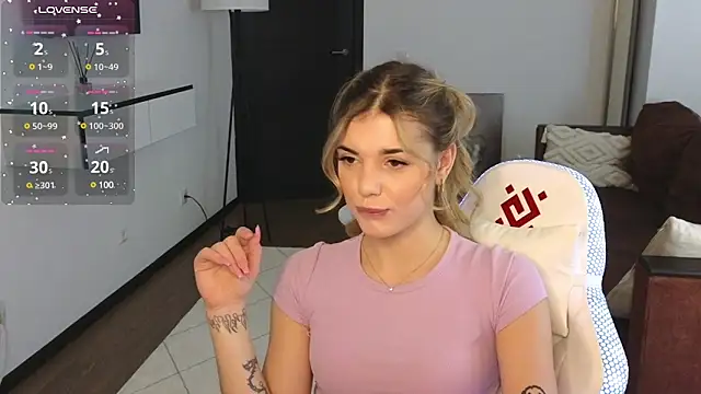 adrianawow1 online show from March 18, 2025, 12:30 am