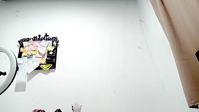 PetiteIvoryQueen19 online show from October 16, 2025, 5:38 am