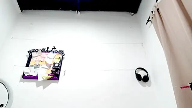 PetiteIvoryQueen19 online show from September 23, 2025, 10:50 pm