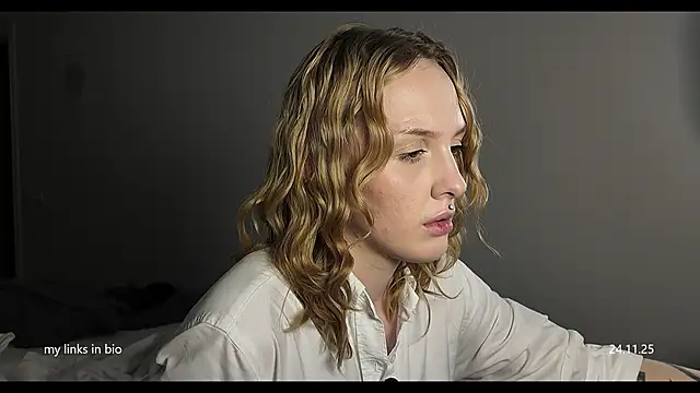 Snapshot of vinylstore chatting on November 24, 2025, 6:30 pm vinylstore online show from November 24, 2025, 6:30 pm