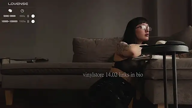 Snapshot of vinylstore chatting on February 14, 2025, 6:12 am vinylstore online show from February 14, 2025, 6:12 am