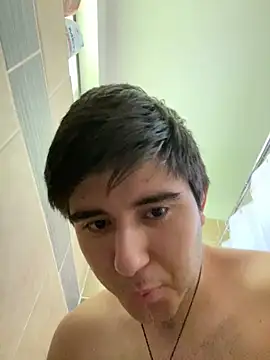 Snapshot of Yann_18 chatting on October 17, 2025, 8:21 pm Yann 18 online show from October 17, 2025, 8:21 pm