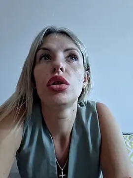 YourJuliena online show from March 3, 2025, 1:12 pm