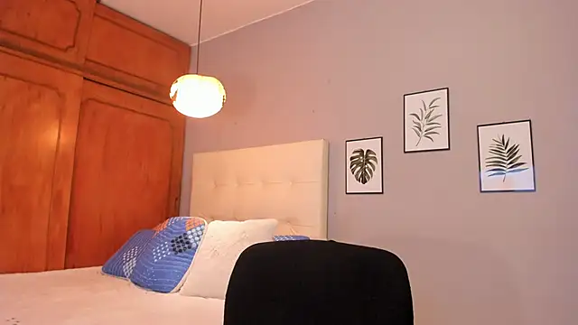 Snapshot of Maia_W10 chatting on November 12, 2025, 12:20 pm Maia W10 online show from November 12, 2025, 12:20 pm