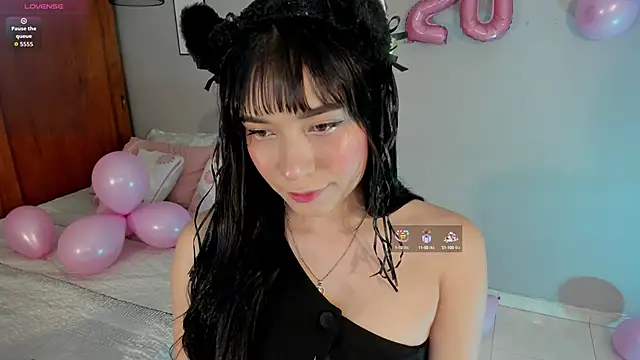 Snapshot of Maia_W10 chatting on October 16, 2025, 12:35 pm Maia W10 online show from October 16, 2025, 12:35 pm