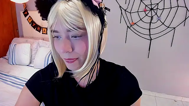 Snapshot of Maia_W10 chatting on October 27, 2025, 12:28 pm Maia W10 online show from October 27, 2025, 12:28 pm