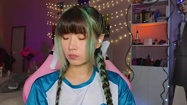 E v E  online show from November 9, 2025, 11:53 pm