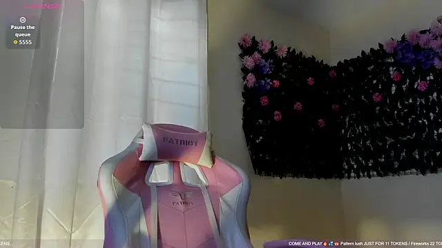 sweetieandjuicyy online show from June 18, 2026, 8:47 pm