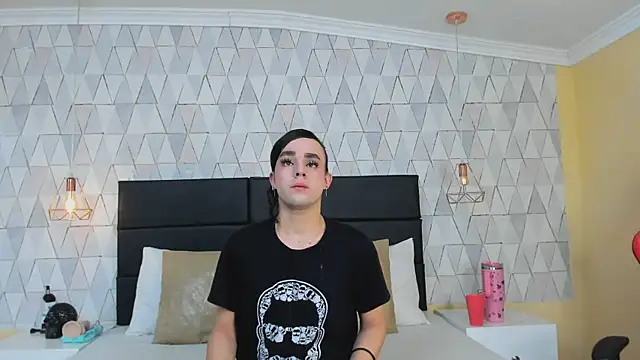 JustinePerry online show from December 17, 2025, 7:46 am