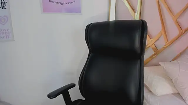 LanaJones  online show from May 19, 2026, 1:18 pm