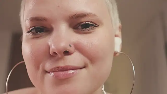 LikaBerry1 online show from April 16, 2026, 6:19 pm