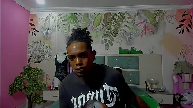 Snapshot of bigblackhotx1 chatting on February 4, 2026, 1:17 pm bigblackhotx1 online show from February 4, 2026, 1:17 pm