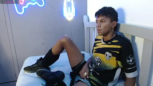 loistwink  online show from March 19, 2025, 4:03 am