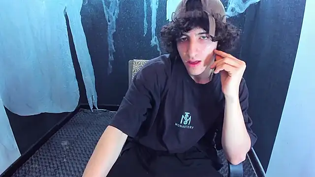 Snapshot of Kerverr_ chatting on October 29, 2025, 2:49 pm Kerverr online show from October 29, 2025, 2:49 pm