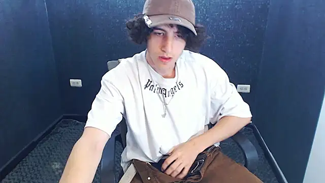 Snapshot of Kerverr_ chatting on November 6, 2025, 3:05 pm Kerverr online show from November 6, 2025, 3:05 pm