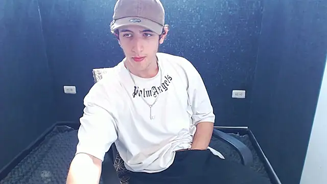 Snapshot of Kerverr_ chatting on November 7, 2025, 8:24 pm Kerverr online show from November 7, 2025, 8:24 pm