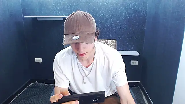 Snapshot of Kerverr_ chatting on November 25, 2025, 7:36 pm Kerverr online show from November 25, 2025, 7:36 pm