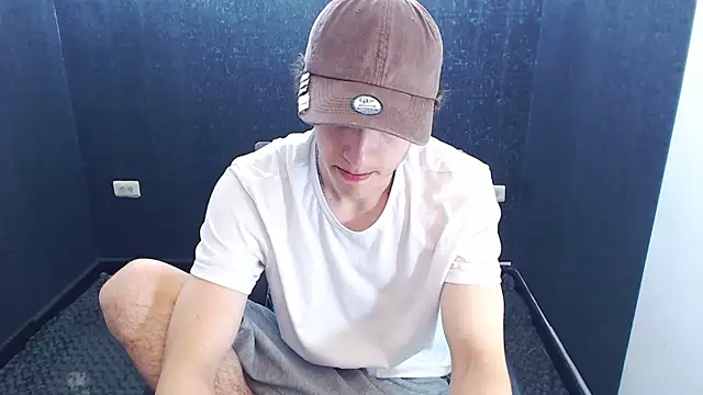 Snapshot of Kerverr_ chatting on November 9, 2025, 2:21 pm Kerverr online show from November 9, 2025, 2:21 pm