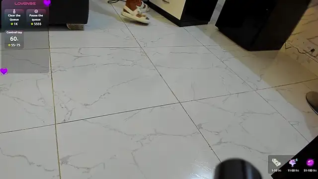 ElisabethMassey online show from October 13, 2025, 1:02 pm