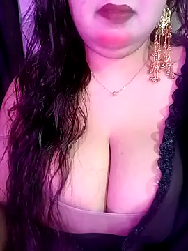 Suhanakhan00 online show from May 18, 2026, 11:04 am