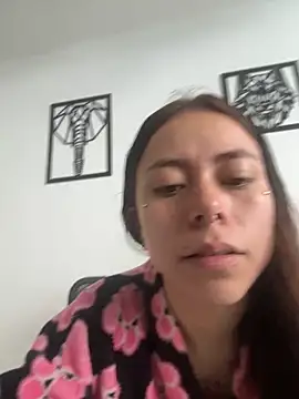 sarawiliamx online show from December 2, 2025, 7:04 pm