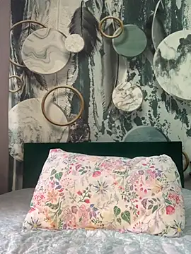 Laura Millf online show from February 28, 2026, 2:06 pm