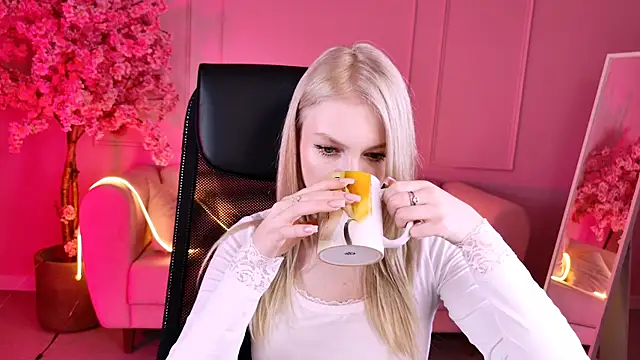 GraceGlamour online show from November 12, 2025, 1:04 pm