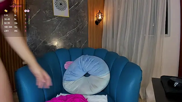 Julie Markk online show from April 22, 2026, 8:37 pm