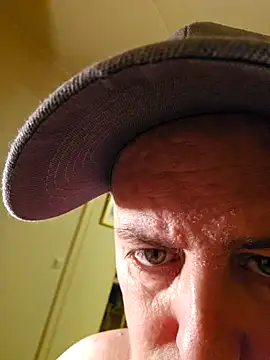 Snapshot of HeteroHotGuy1 chatting on January 4, 2025, 2:25 am HeteroHotGuy1 online show from January 4, 2025, 2:25 am