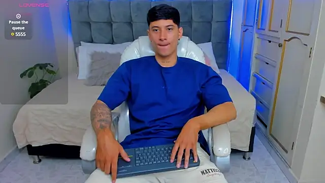 Snapshot of Damian23__ chatting on March 18, 2025, 1:01 pm Damian23 online show from March 18, 2025, 1:01 pm