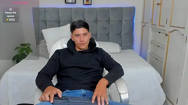Snapshot of Damian23__ chatting on March 11, 2025, 4:40 pm Damian23 online show from March 11, 2025, 4:40 pm