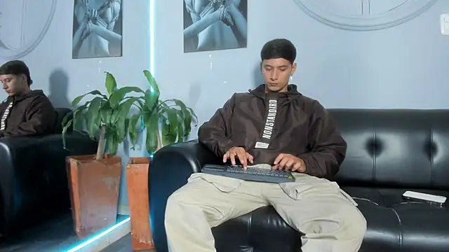 Snapshot of Damian23__ chatting on February 15, 2025, 3:20 am Damian23 online show from February 15, 2025, 3:20 am